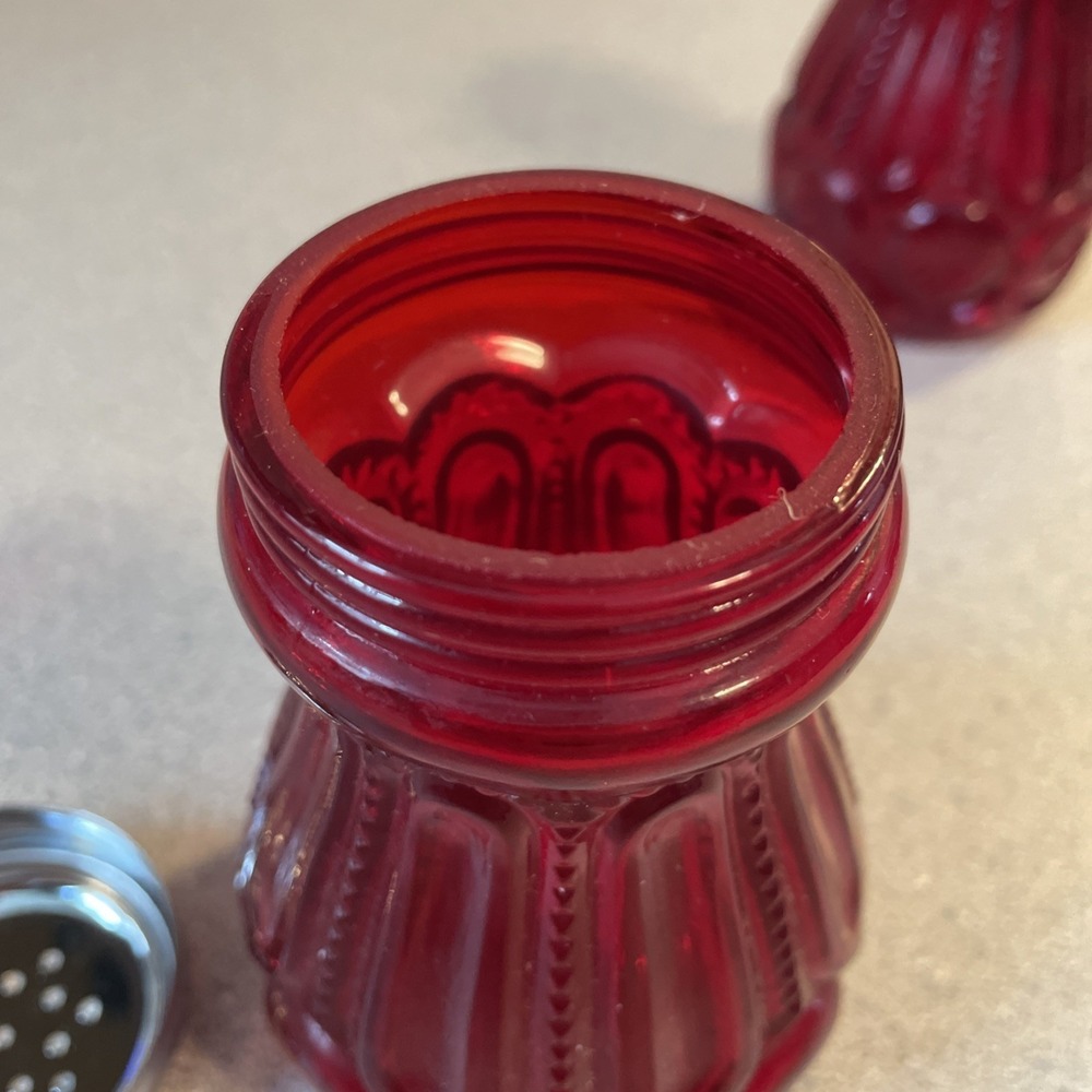 Vtg New LE Smith Moon and Star Ruby Red Glass Shaker for Red Pepper Cheese Sugar - Picture 6 of 6